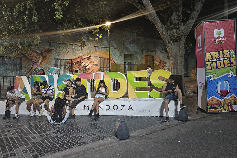 Turistas y mendocinos celebraron de un nuevo aniversario de la calle Arístides en Mendoza